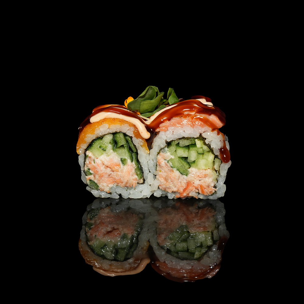 Uramaki salmón cocido con pepino salsa especial flameado 4u