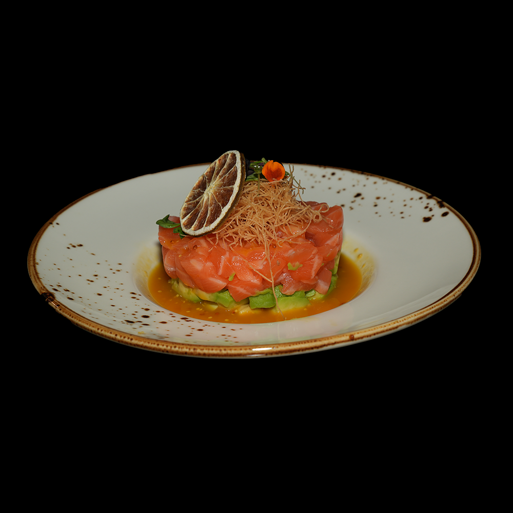 Tarta de salmón aguacate con salsa maracuyá