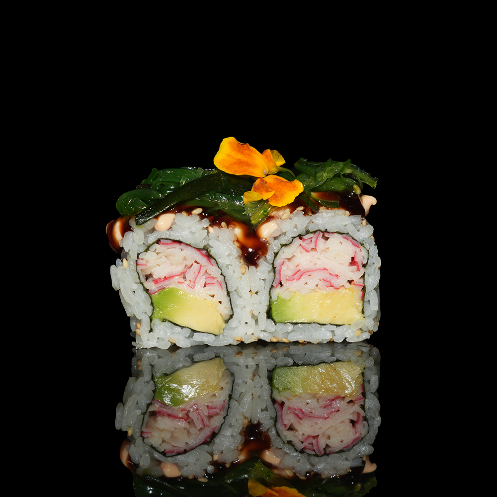 Uramaki surimi aguacate con alga y salsa chilimayo teriyaki
