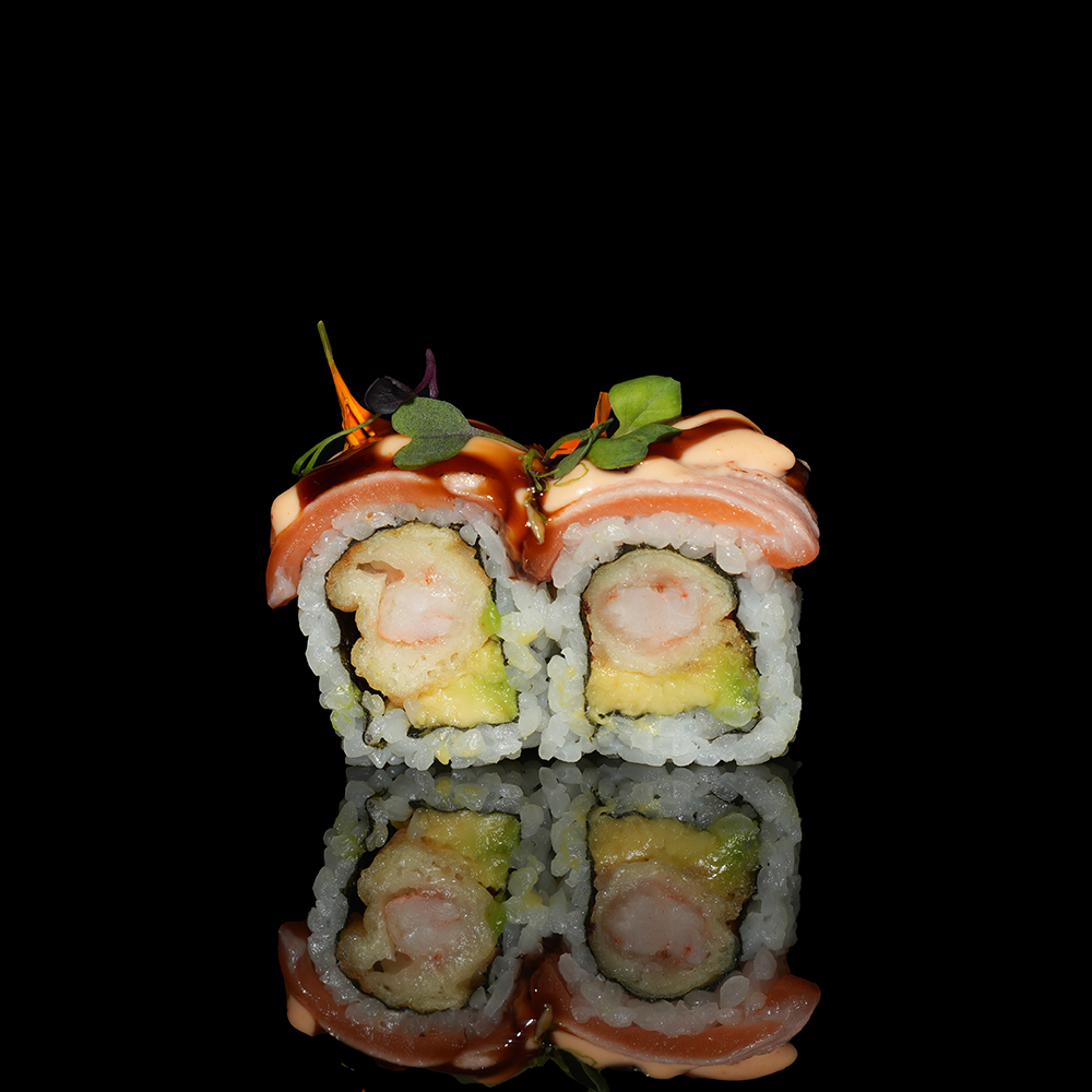 Uramaki ebi tempura con salmón y salsa chilimayo teriyaki