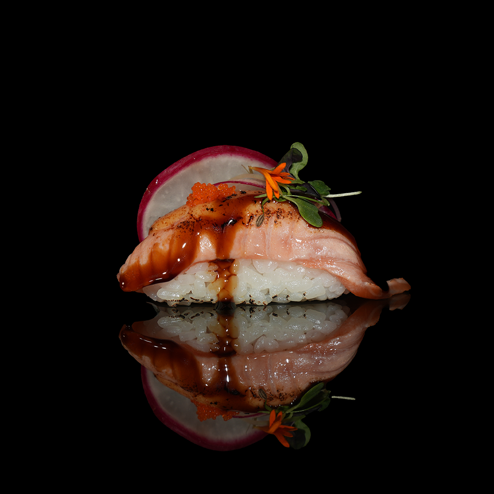 Nigiri salmón flameado con salsa especial y masago 2u