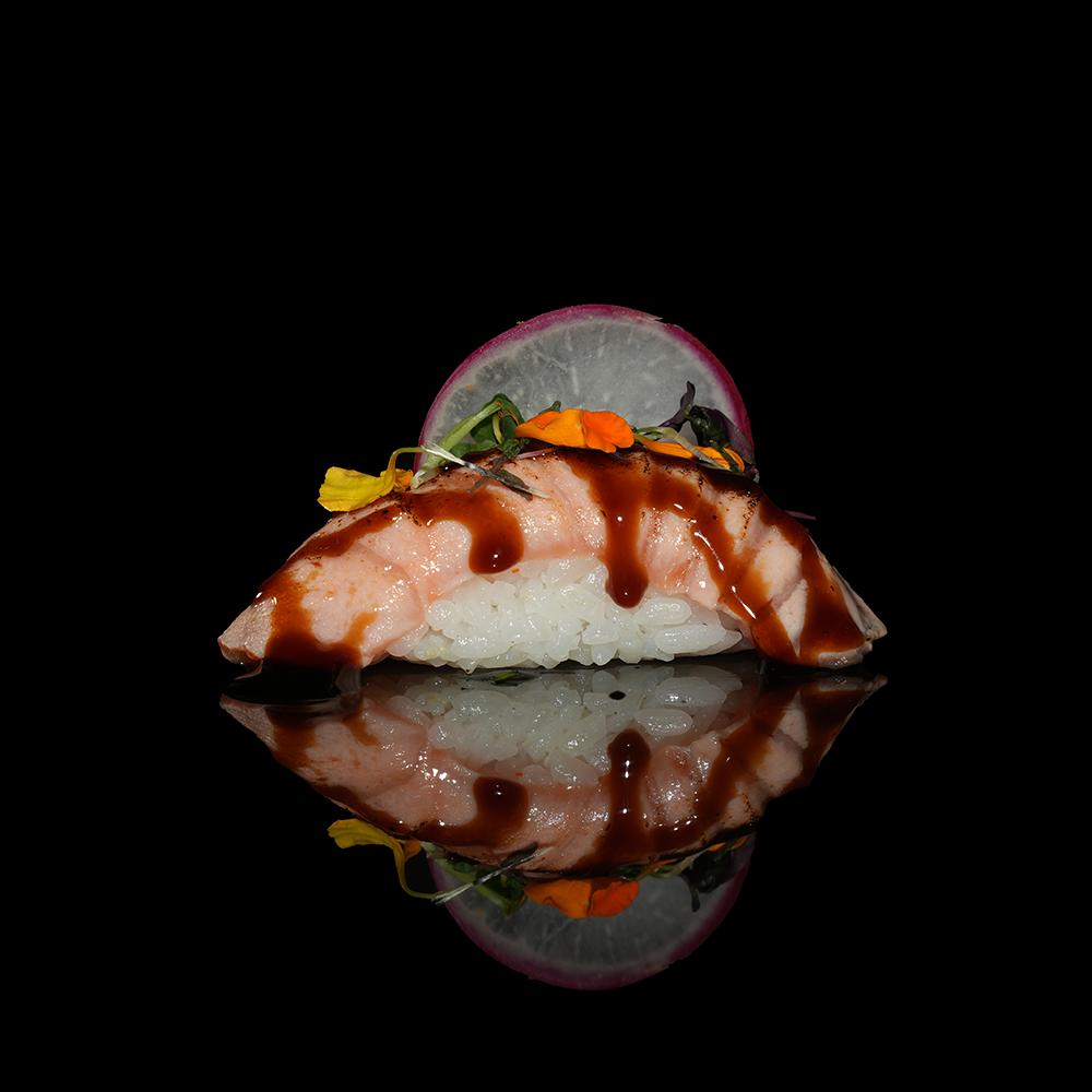 Nigiri salmón flameado con salsa teriyaki 2u