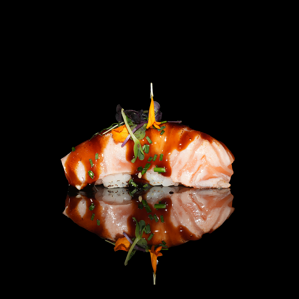 Nigiri salmón flameado con queso y salsa teriyaki y chilimayo 2u