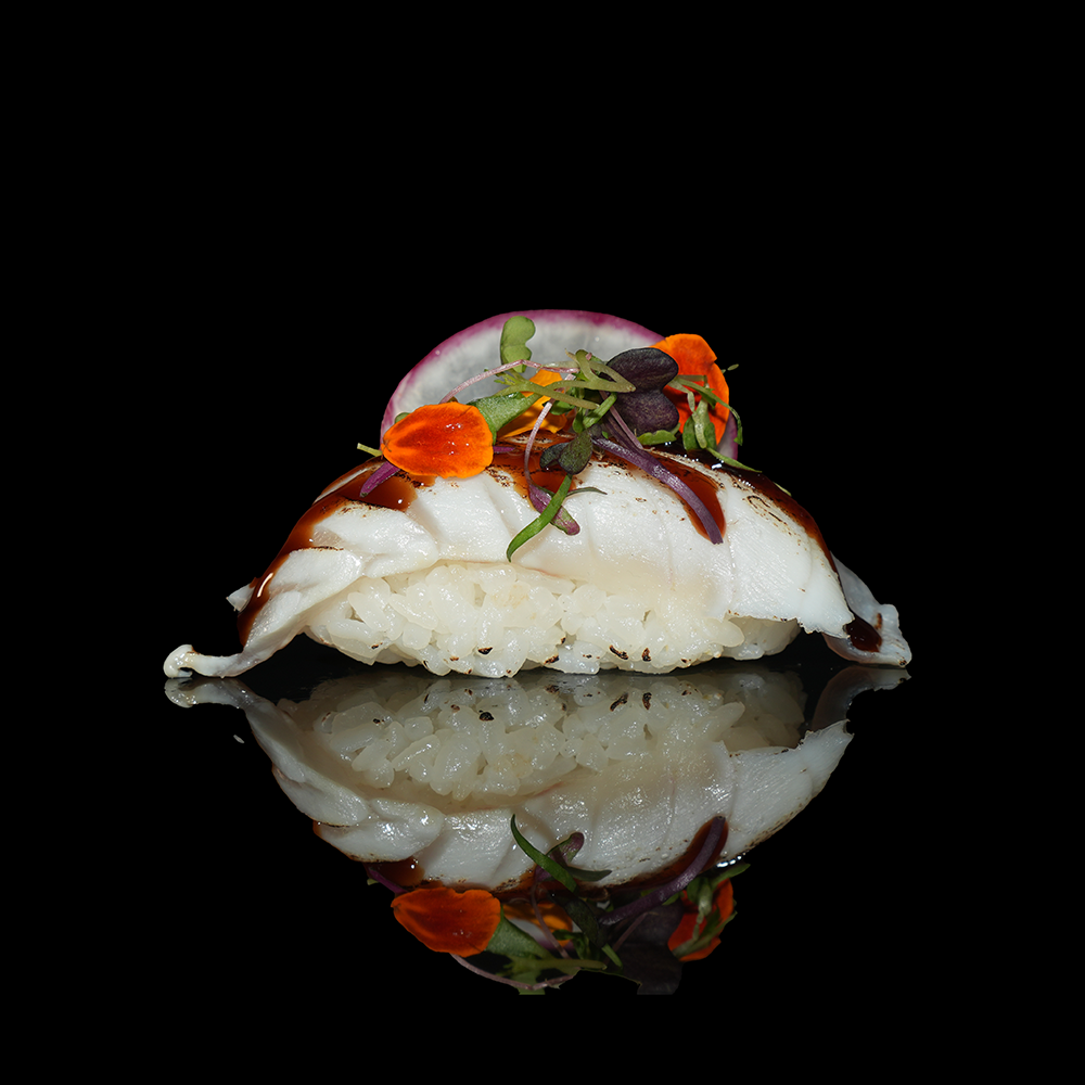 Nigiri lubina flameada con salsa teriyaki 2u