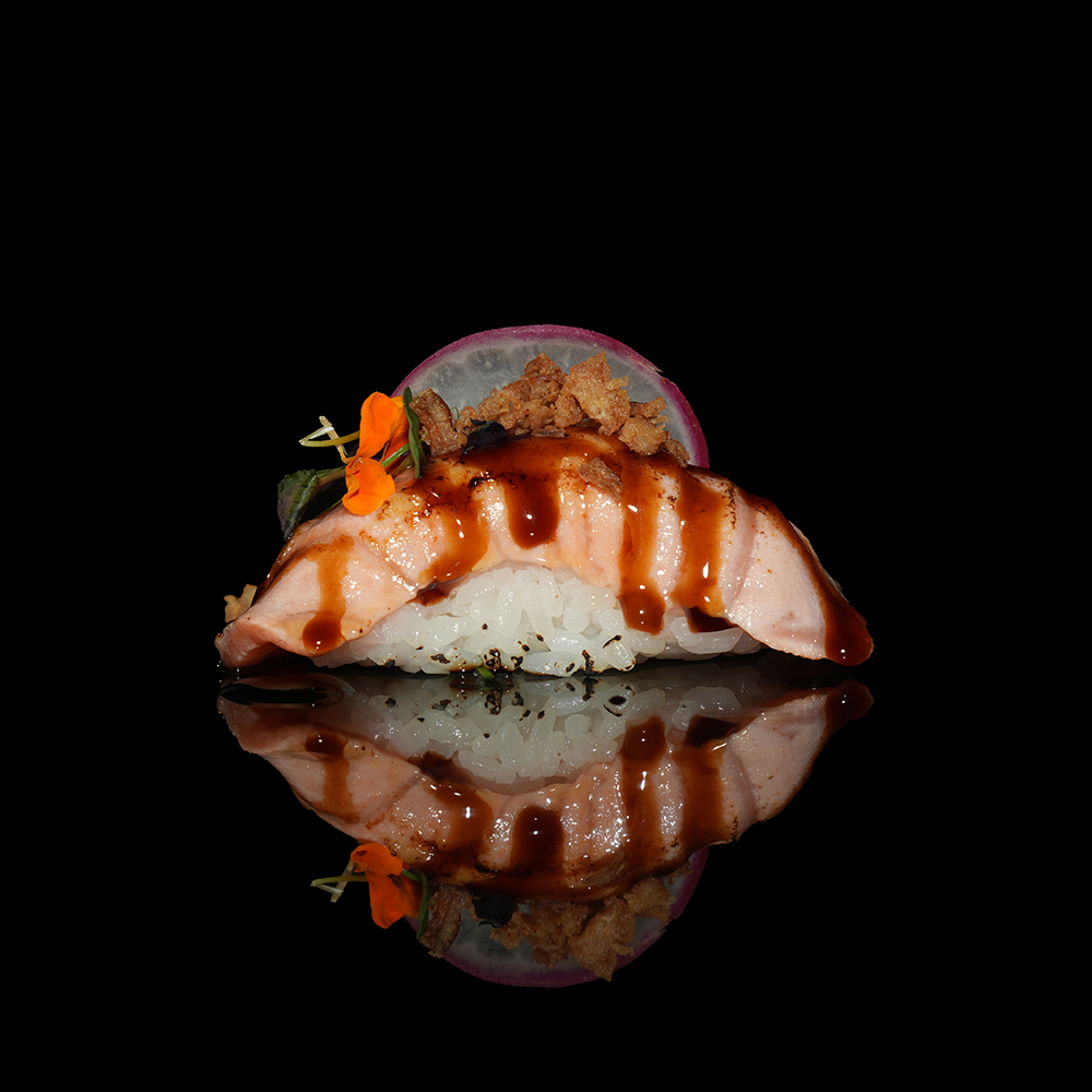 Nigiri salmón flameado con salsa especial y cebolla frita 2u