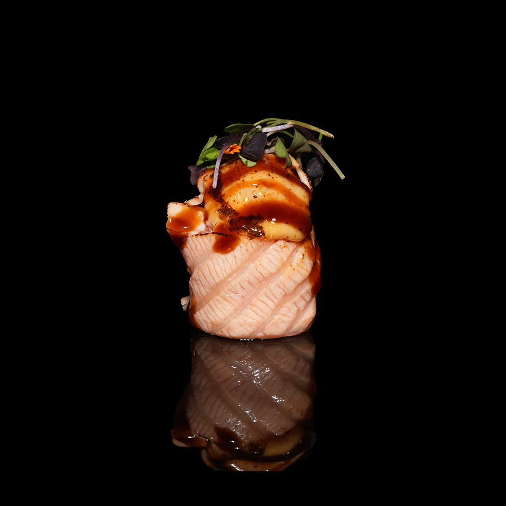 Gunkan de salmón con salsa especial flameado y teriyaki 1u