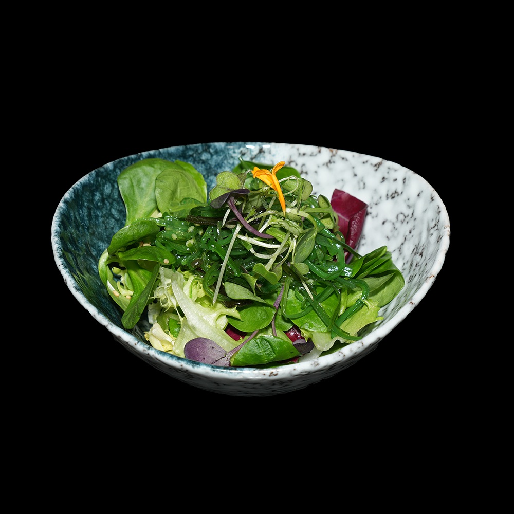 Ensalada con alga y salsa de sésamo
