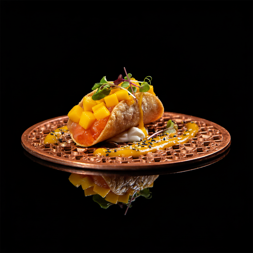 Taco de salmón mango con queso crema y salsa mango