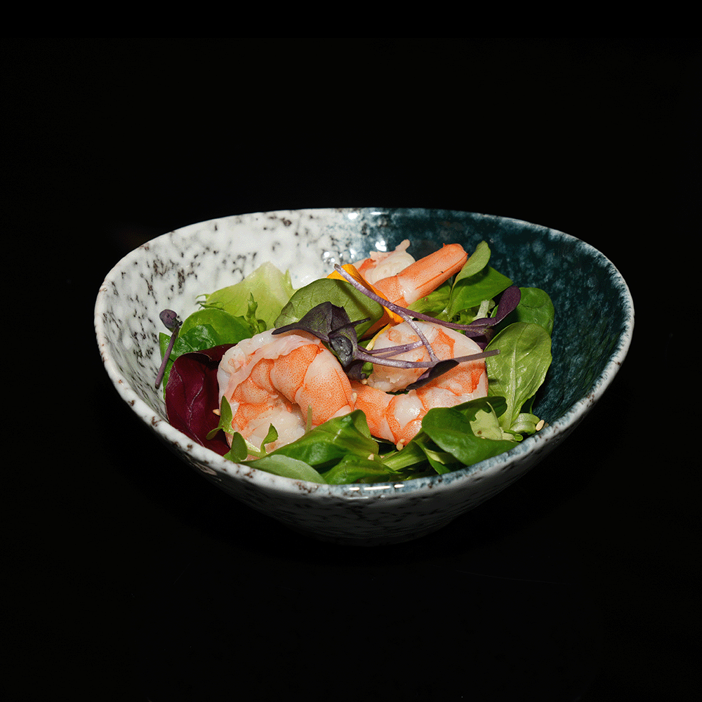 Ensalada de gambas cocidas y salsa de sésamo