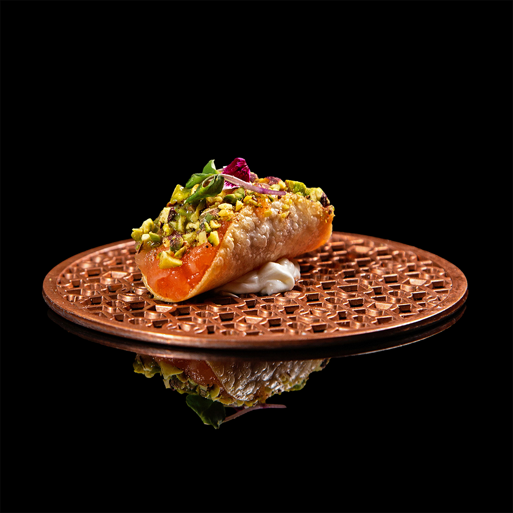 Taco de salmón aguacate con queso crema y salsa especial flameado
