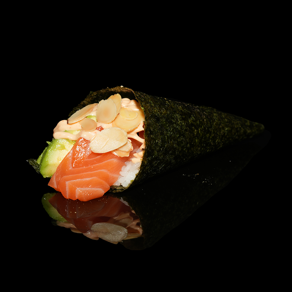 Temaki salmón con aguacate y salsa chilimayo y almendra
