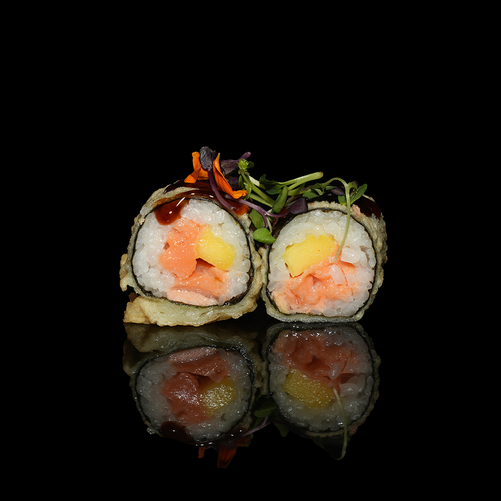 Uramaki frito con salmón, mango y salsa teriyaki 4u