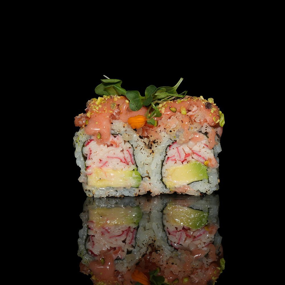 Uramaki surimi aguacate con salmón picado y salsa rosa 4u