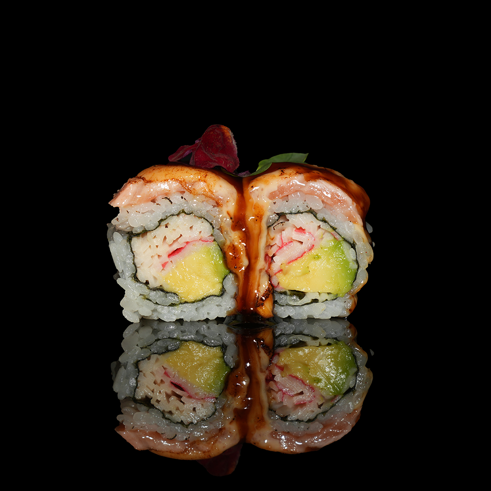 Uramaki surimi aguacate con salmón y salsa especial flameado y teriyaki
