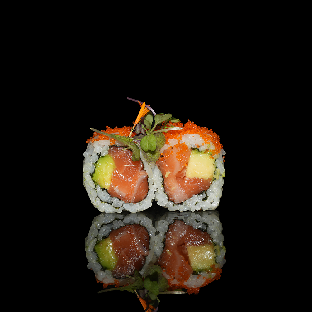 Uramaki salmón aguacate con masago 4u
