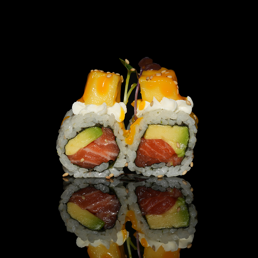 Uramaki salmón aguacate con queso crema y mango 4u