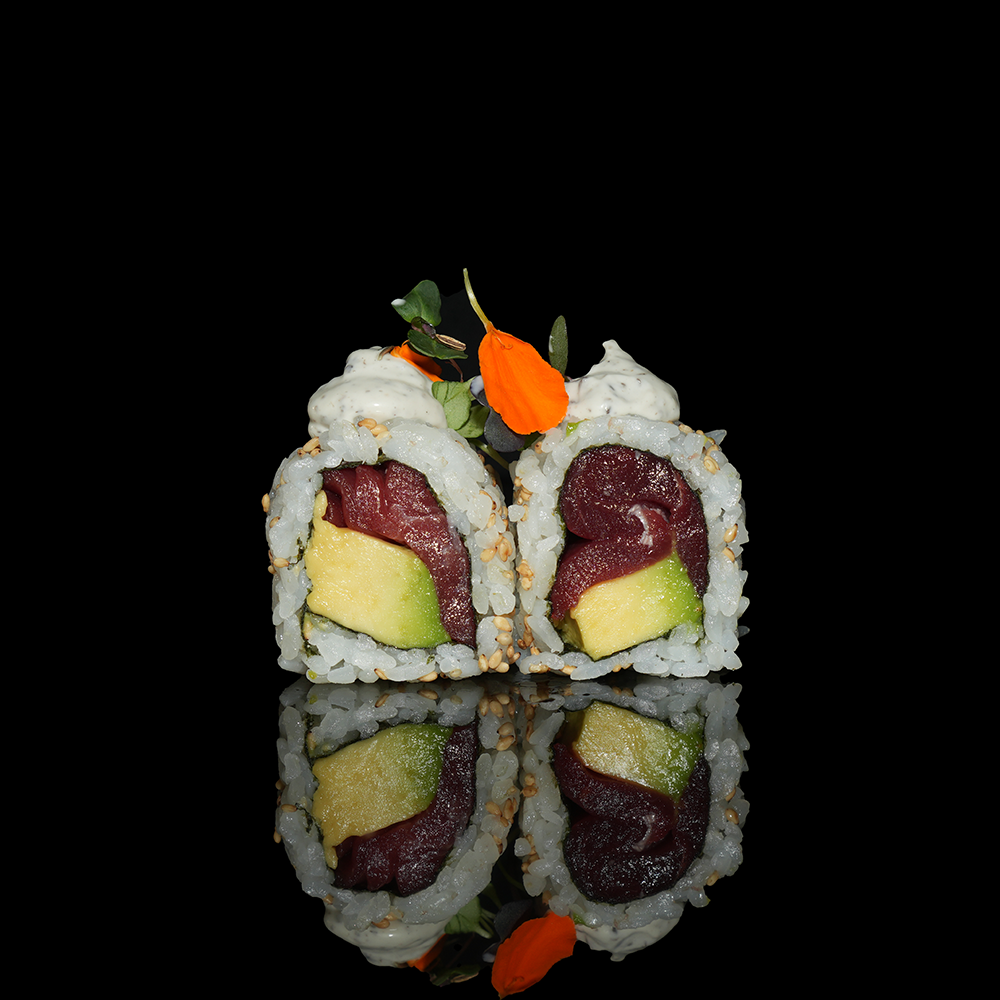 Uramaki atún aguacate con salsa trufa 4u